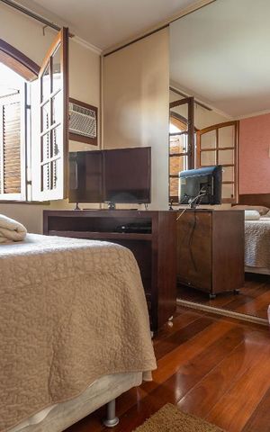Casa à venda com 370m², 5 quartos e 8 vagas Casa à venda com 370m², 5 quartos e 8 vagasQuarto 1