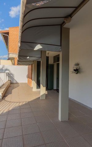 Casa à venda com 480m², 6 quartos e 4 vagas Casa à venda com 480m², 6 quartos e 4 vagasQuintal