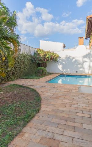 Casa à venda com 480m², 6 quartos e 4 vagas Casa à venda com 480m², 6 quartos e 4 vagasÁrea comum - Piscina
