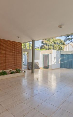 Casa à venda com 480m², 6 quartos e 4 vagas Casa à venda com 480m², 6 quartos e 4 vagasGaragem