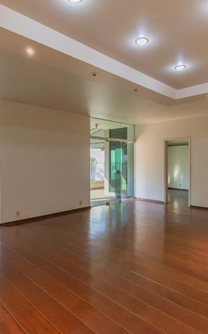 Casa à venda com 480m², 6 quartos e 4 vagas Casa à venda com 480m², 6 quartos e 4 vagasSala