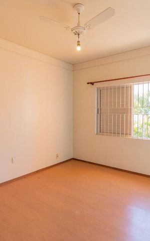 Casa à venda com 480m², 6 quartos e 4 vagas Casa à venda com 480m², 6 quartos e 4 vagasQuarto 4 - Suíte
