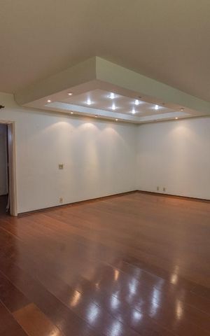 Casa à venda com 480m², 6 quartos e 4 vagas Casa à venda com 480m², 6 quartos e 4 vagasSala