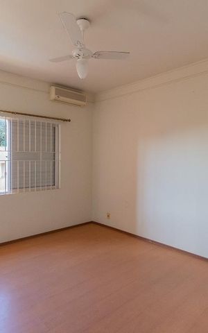 Casa à venda com 480m², 6 quartos e 4 vagas Casa à venda com 480m², 6 quartos e 4 vagasQuarto 2 - Suíte