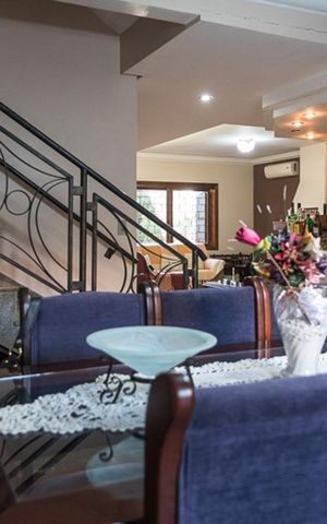 Casa à venda com 340m², 4 quartos e 4 vagas Casa à venda com 340m², 4 quartos e 4 vagasCopa