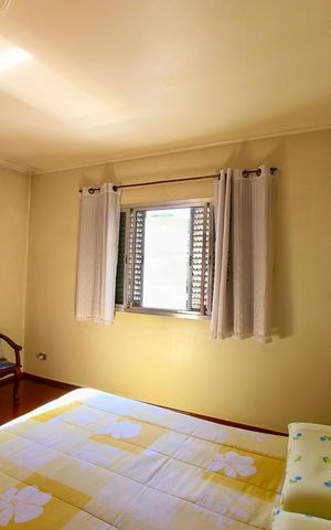 Casa à venda com 200m², 5 quartos e 3 vagas Casa à venda com 200m², 5 quartos e 3 vagasSuite