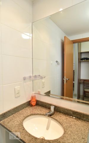 Apartamento para alugar com 70m², 3 quartos e 1 vagaBanheiro da suite - pia e espelho