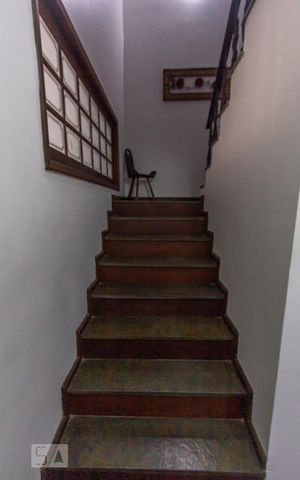 Casa à venda com 189m², 3 quartos e 3 vagas Casa à venda com 189m², 3 quartos e 3 vagasEscadas
