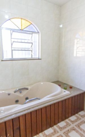 Casa à venda com 189m², 3 quartos e 3 vagas Casa à venda com 189m², 3 quartos e 3 vagasBanheiro da Suíte