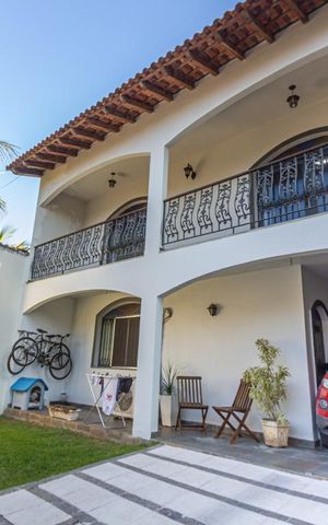 Casa à venda com 189m², 3 quartos e 3 vagas Casa à venda com 189m², 3 quartos e 3 vagasFachada
