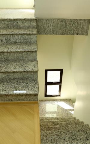 Casa para alugar com 252m², 4 quartos e 1 vagaEscada