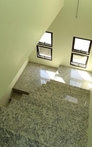 Casa para alugar com 252m², 4 quartos e 1 vagaEscada
