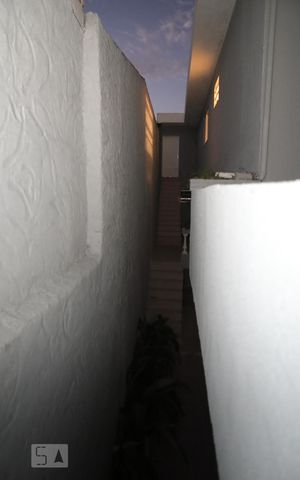 Casa à venda com 200m², 3 quartos e 2 vagasCorredor externo