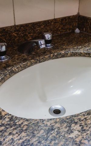 Studio à venda com 33m², 1 quarto e 1 vaga Studio à venda com 33m², 1 quarto e 1 vagaBanheiro Pia