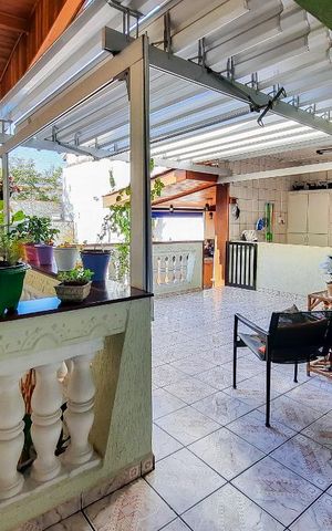 Casa à venda com 250m², 2 quartos e 3 vagas Casa à venda com 250m², 2 quartos e 3 vagasVaranda