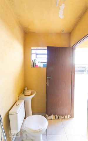 Casa à venda com 199m², 3 quartos e 3 vagas Casa à venda com 199m², 3 quartos e 3 vagasBanheiro de Serviço