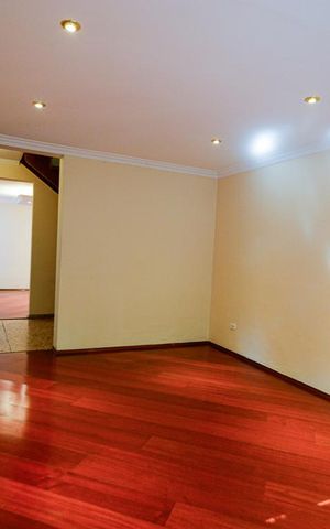 Casa à venda com 210m², 3 quartos e 2 vagasSala