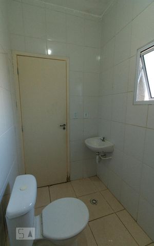 Casa de condomínio para alugar com 64m², 2 quartos e 2 vagas Casa de condomínio para alugar com 64m², 2 quartos e 2 vagasBanheiro