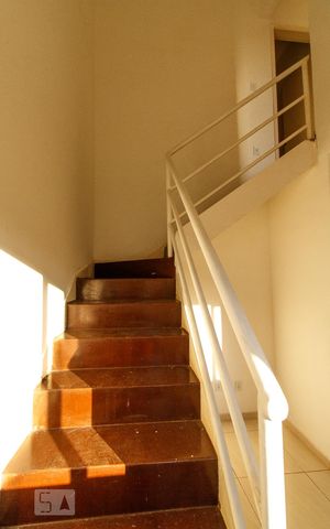 Casa de condomínio para alugar com 64m², 2 quartos e 2 vagas Casa de condomínio para alugar com 64m², 2 quartos e 2 vagasEscada