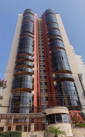Apartamento à venda com 215m², 4 quartos e 4 vagasFachada