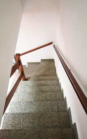 Casa para alugar com 500m², 4 quartos e 2 vagas Casa para alugar com 500m², 4 quartos e 2 vagasEscada