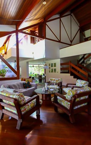 Casa à venda com 780m², 5 quartos e 6 vagas Casa à venda com 780m², 5 quartos e 6 vagasSala de Estar