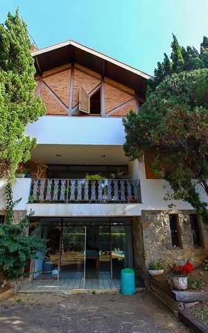 Casa à venda com 780m², 5 quartos e 6 vagas Casa à venda com 780m², 5 quartos e 6 vagasFachada