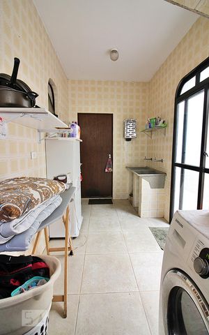 Casa à venda com 340m², 4 quartos e 4 vagasLavanderia