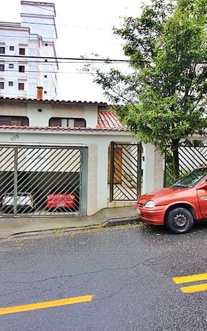 Casa à venda com 340m², 4 quartos e 4 vagasFachada