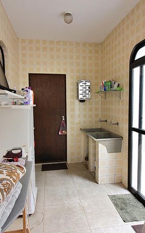 Casa à venda com 340m², 4 quartos e 4 vagasLavanderia