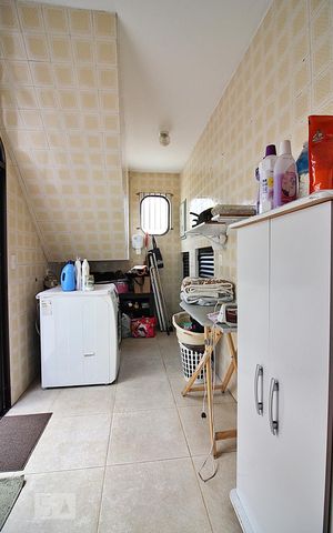Casa à venda com 340m², 4 quartos e 4 vagasLavanderia
