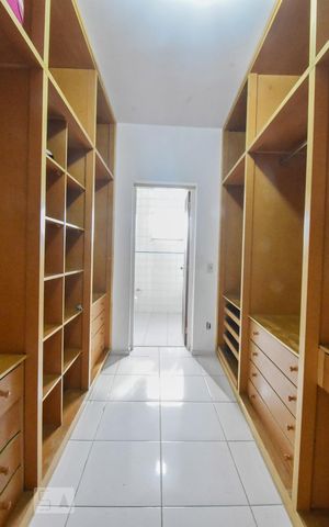 Casa à venda com 360m², 3 quartos e 6 vagasCloset Suíte 01