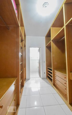 Casa à venda com 360m², 3 quartos e 6 vagasCloset Suíte 01
