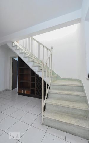Casa à venda com 360m², 3 quartos e 6 vagasEscada