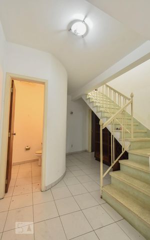 Casa à venda com 360m², 3 quartos e 6 vagasEscada