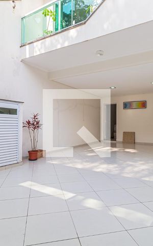 Casa à venda com 195m², 3 quartos e 4 vagas Casa à venda com 195m², 3 quartos e 4 vagasGaragem