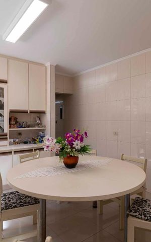 Casa à venda com 295m², 4 quartos e 3 vagas Casa à venda com 295m², 4 quartos e 3 vagasCozinha