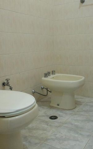 Casa à venda com 200m², 4 quartos e 2 vagasBanheiro 1