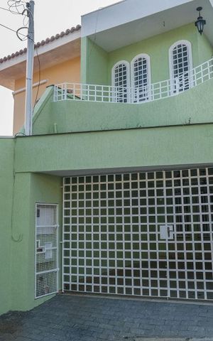 Casa para alugar com 110m², 2 quartos e 2 vagas Casa para alugar com 110m², 2 quartos e 2 vagasFachada