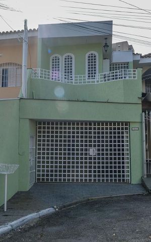 Casa para alugar com 110m², 2 quartos e 2 vagas Casa para alugar com 110m², 2 quartos e 2 vagasFachada