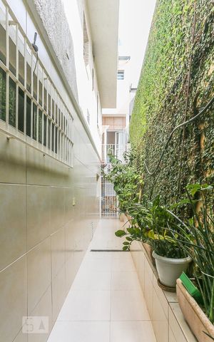 Casa de condomínio à venda com 320m², 4 quartos e 2 vagas Casa de condomínio à venda com 320m², 4 quartos e 2 vagasCorredor Lateral