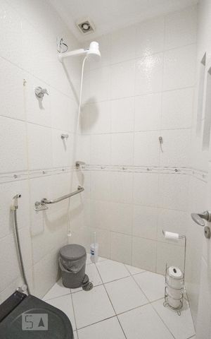 Casa à venda com 200m², 4 quartos e 2 vagas Casa à venda com 200m², 4 quartos e 2 vagasBanheiro