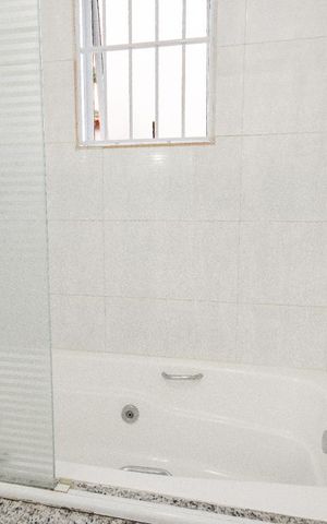 Casa à venda com 200m², 4 quartos e 2 vagas Casa à venda com 200m², 4 quartos e 2 vagasBanheira