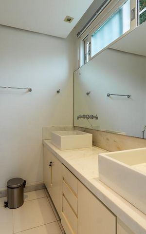 Casa à venda com 270m², 2 quartos e 4 vagas Casa à venda com 270m², 2 quartos e 4 vagasBanheiro da Suíte 1