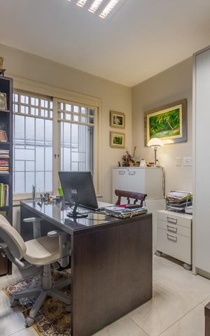 Casa à venda com 270m², 2 quartos e 4 vagas Casa à venda com 270m², 2 quartos e 4 vagasEscritório