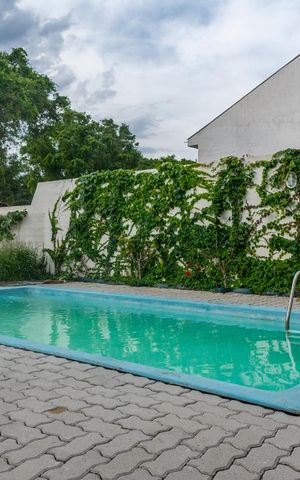 Casa à venda com 270m², 2 quartos e 4 vagas Casa à venda com 270m², 2 quartos e 4 vagasPiscina