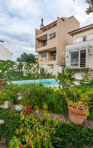 Casa à venda com 270m², 2 quartos e 4 vagas Casa à venda com 270m², 2 quartos e 4 vagasFachada