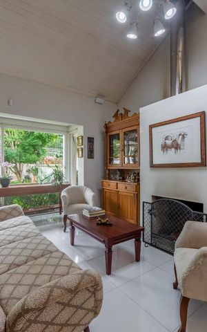Casa à venda com 270m², 2 quartos e 4 vagas Casa à venda com 270m², 2 quartos e 4 vagasSala