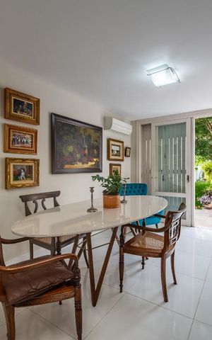 Casa à venda com 270m², 2 quartos e 4 vagas Casa à venda com 270m², 2 quartos e 4 vagasSala