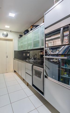 Casa à venda com 270m², 2 quartos e 4 vagas Casa à venda com 270m², 2 quartos e 4 vagasCozinha